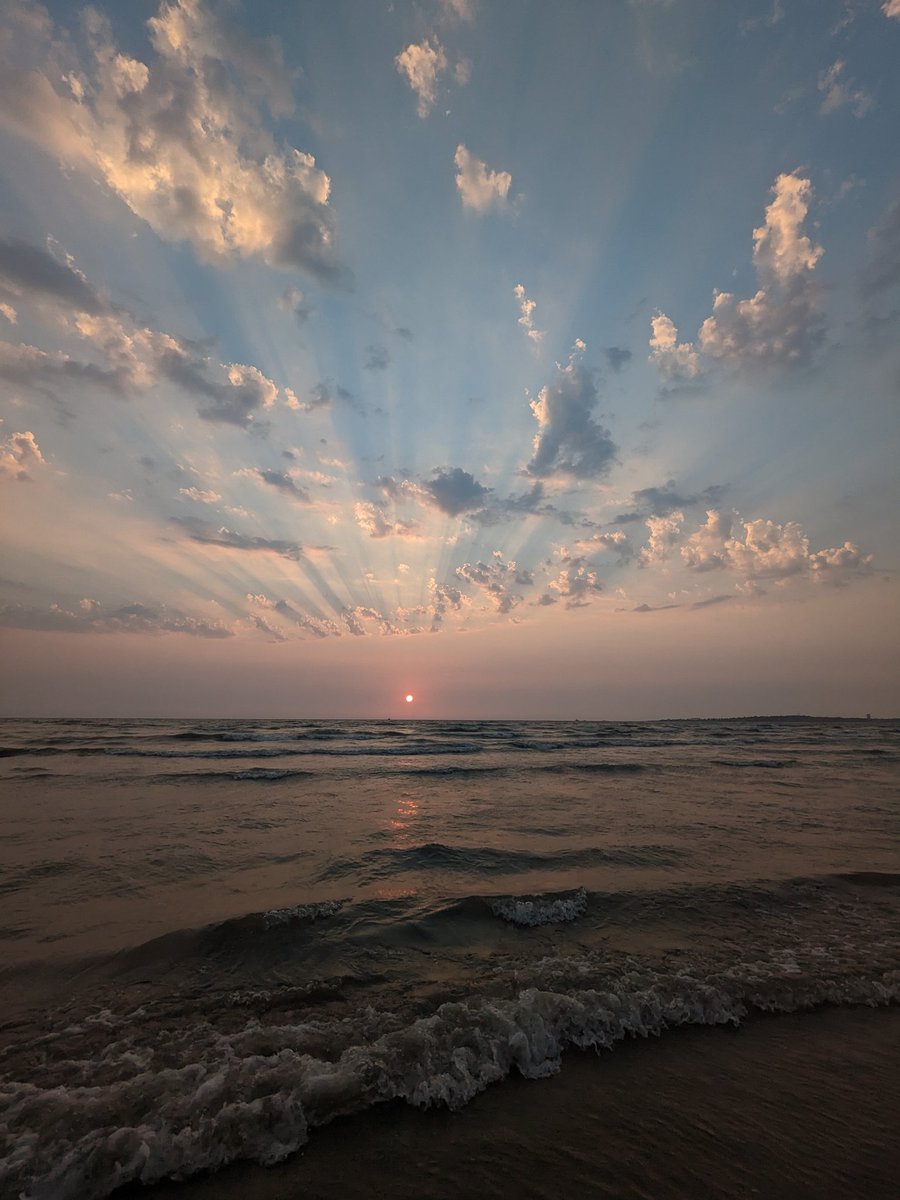 Pneel12's tweet photo. Sunset ♡
#TeamPixel #google #googleindia #sunset #mumbai #mumbaibeaches #sea #juhu 
@madebygoogle @GoogleIndia 
@Wassup_Mumbai https://t.co/y0Nk584jM3