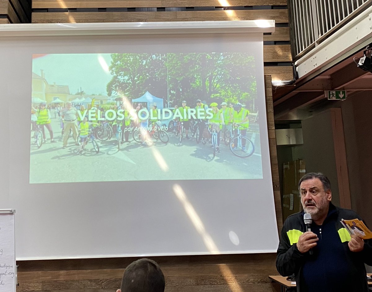 MDB_Massy's tweet photo. Quand @jcdegand de @AaV_MdB_IdF se fait le meilleur ambassadeur de #ParlonsVeloMassy2023, flyer à la main, « un événement de haute tenue de portée régionale », l’occasion de présenter son beau projet de fournir des vélos aux réfugiés ukrainiens #velosolidaire #AGMDB #AGMDBIDF https://t.co/vmnnkCzT2w