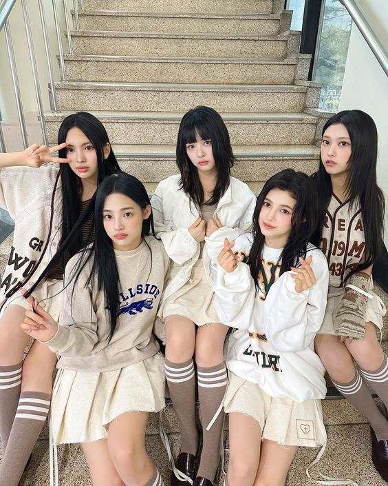 NewJeansTurkey's tweet photo. 220423 | fromis_9 üyesi Saerom, bir röportajda NewJeans'i ''Let Me Know K-Pop!'' şovuna davet etmek istediğini söylemiş!

#NewJeans #뉴진스 https://t.co/5KiXEAnoOo