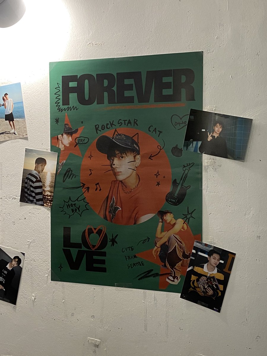 urmoonplanet's tweet photo. 카페 곳곳에 종성이의 신념들을 엿볼 수 있어서 더 인상깊었어요!!
락스타 고양이 포스터 넘 귀여워요
영원을 약속하기... (‘∀`)ゝ”

#4랑해_2_0원한순간을
#20veJAY4eva https://t.co/qWgBJTfnd2