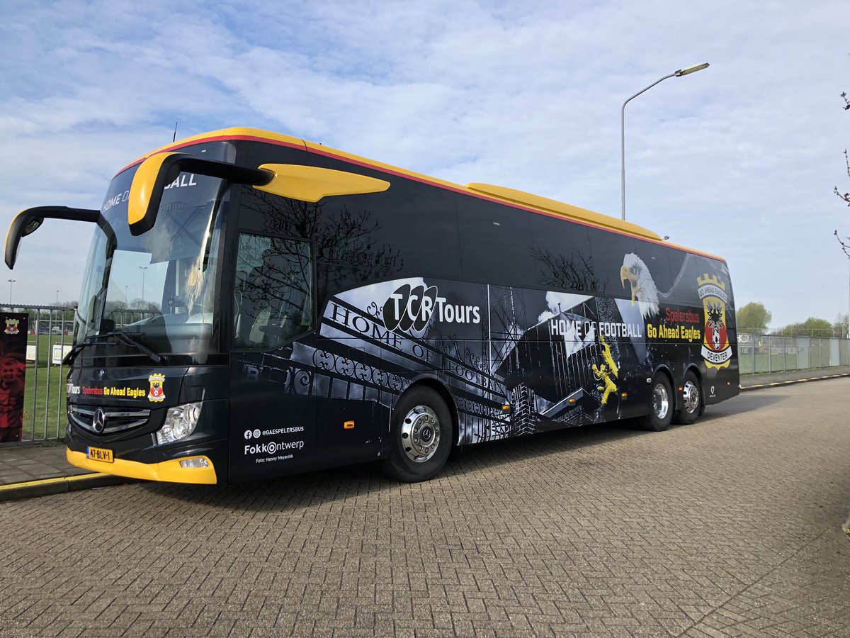 Leuk hoor! Op de lange terugweg van Fortuna Sittard (1-5 winst) worden we getrakteerd door de moslimboys en vieren we Suikerfeest in de bus🤣 Niet helemaal goed natuurlijk maar wel geweldig leuk.