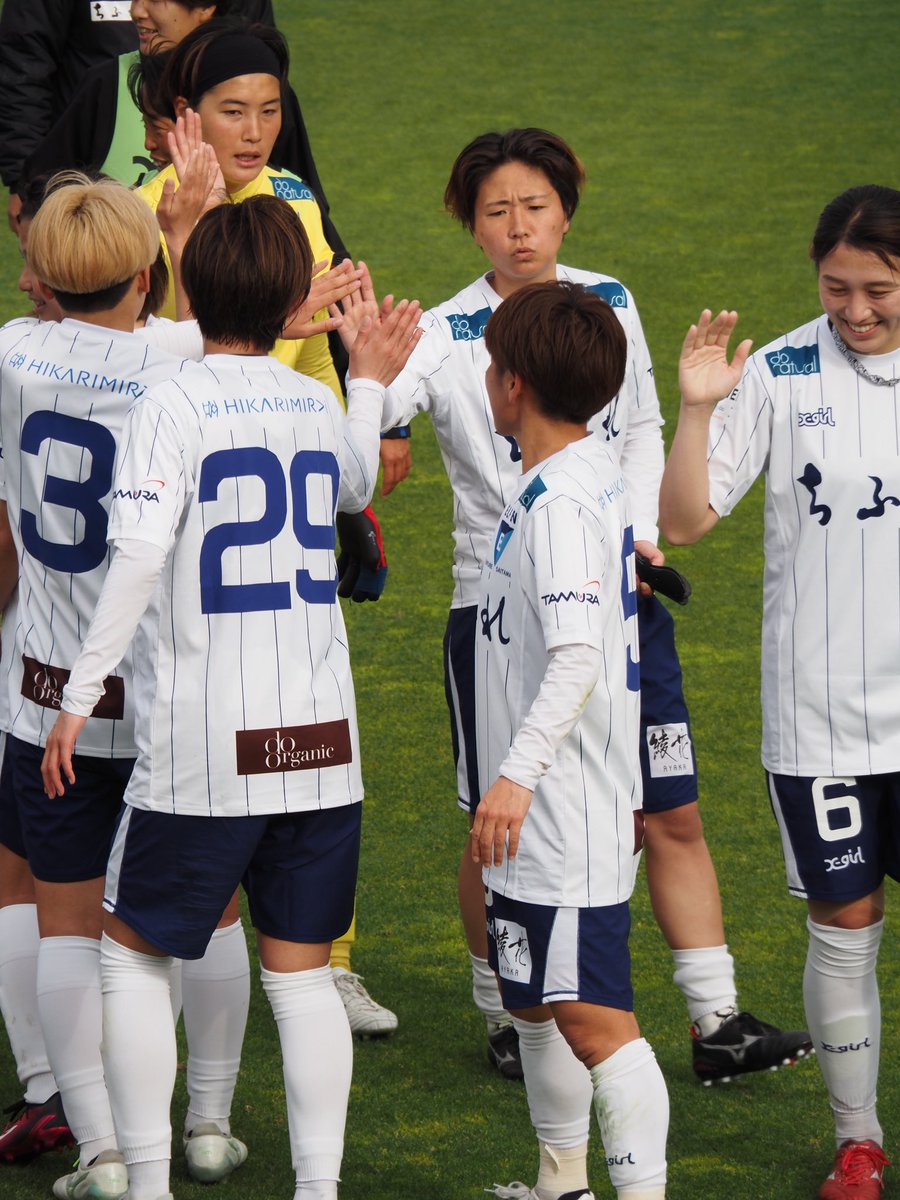 試合後の笑顔とハイタッチ🙌
久しぶりに現地で勝利を見れて元気出た〜☺️
サポーターの皆さんもおつかれさまでした！
試合後のエール交換がとっても好きなんですよね🫶
#WEフォト
#ちふれASエルフェン埼玉
#推し