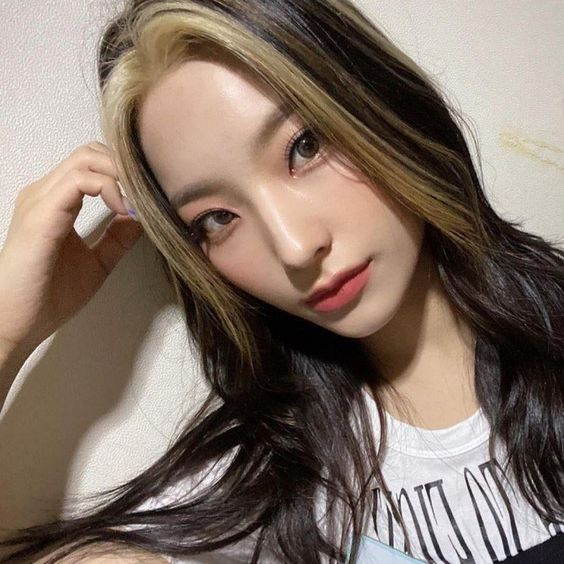 NewJeansTurkey's tweet photo. 220423 | fromis_9 üyesi Saerom, bir röportajda NewJeans'i ''Let Me Know K-Pop!'' şovuna davet etmek istediğini söylemiş!

#NewJeans #뉴진스 https://t.co/5KiXEAnoOo