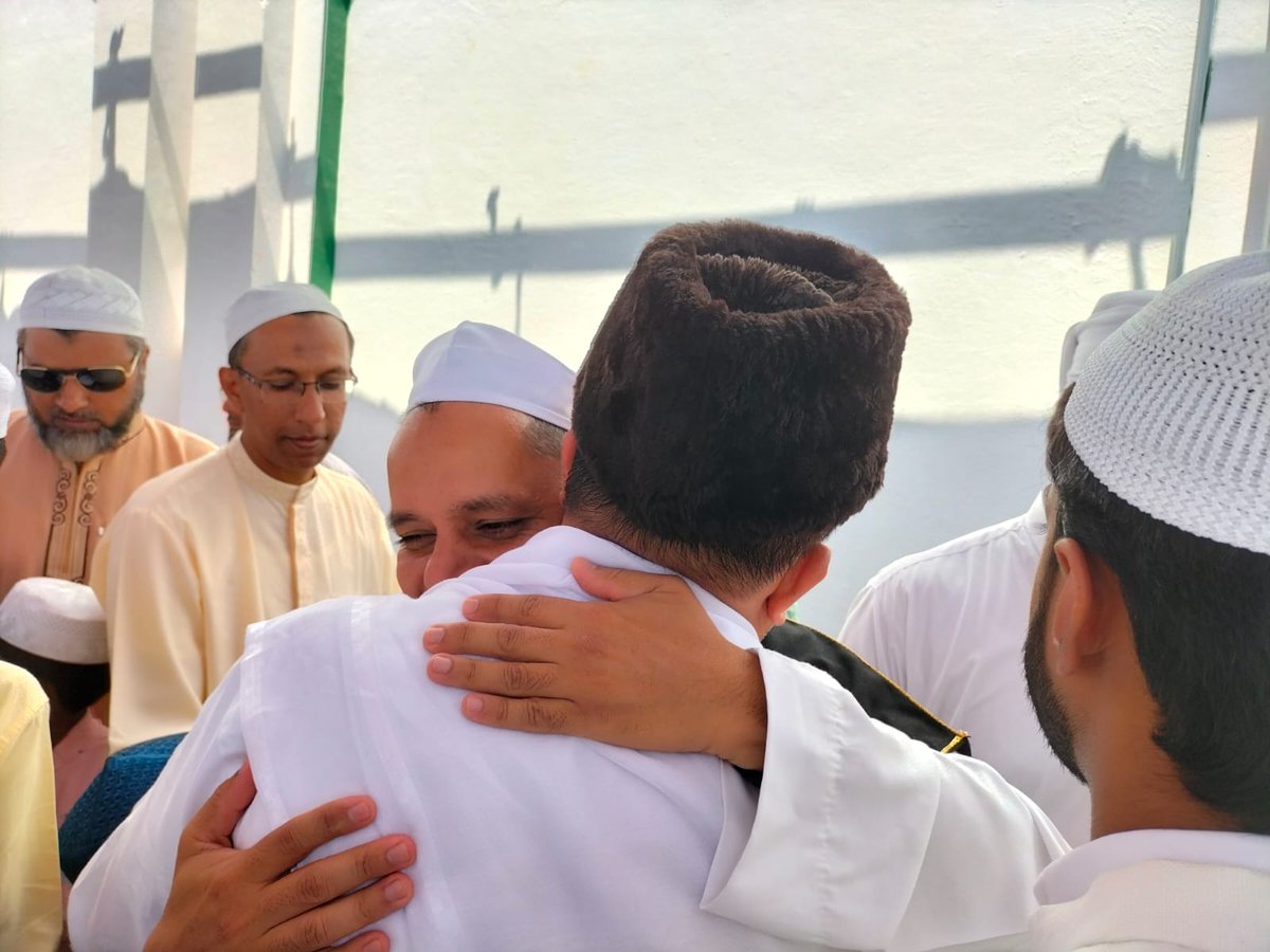 SdpiMysofficial's tweet photo. Mysuru: Abdul Majeed Saheb ne EidulFitr Ki Namaz Rajiv Nagar Eidgah mein ada ki aur awaam ki khushiyon mein shamil huwe. 
#EidMubarak  #EidMubarak2023 #AbdulMajeedSDPI #Mysuru #KarnatakaElections2023 #mysore https://t.co/POgpRBnjcj