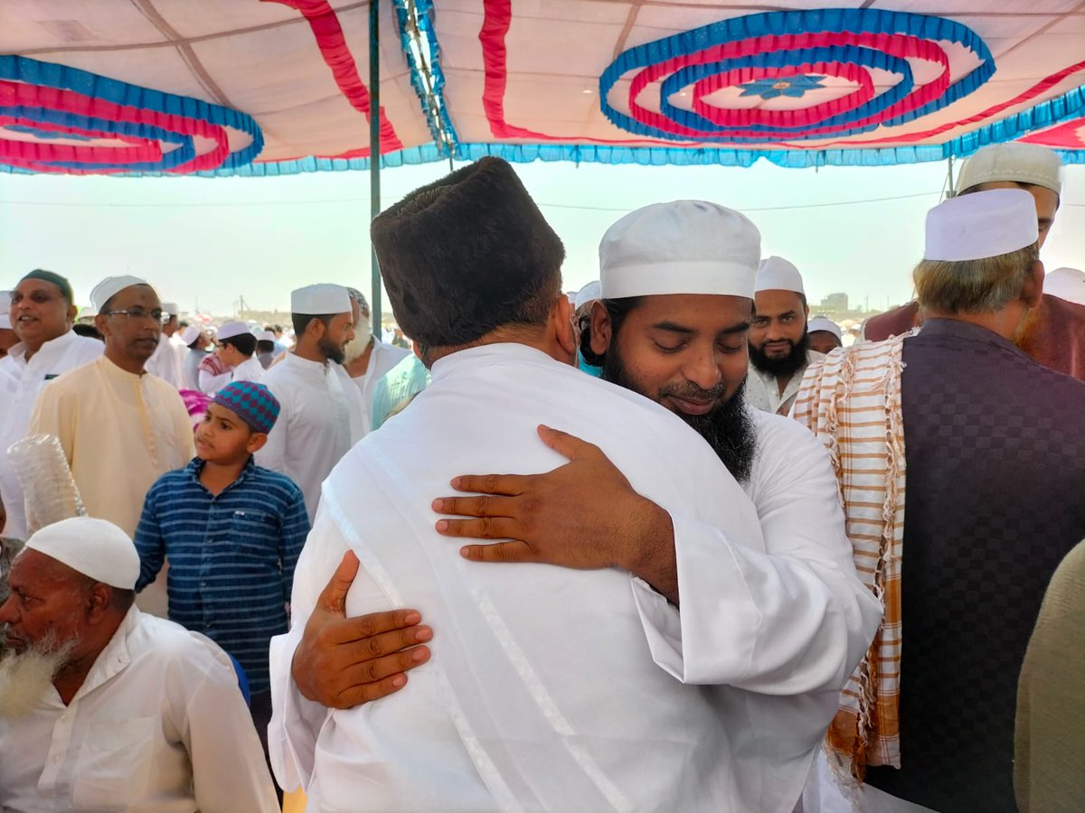 SdpiMysofficial's tweet photo. Mysuru: Abdul Majeed Saheb ne EidulFitr Ki Namaz Rajiv Nagar Eidgah mein ada ki aur awaam ki khushiyon mein shamil huwe. 
#EidMubarak  #EidMubarak2023 #AbdulMajeedSDPI #Mysuru #KarnatakaElections2023 #mysore https://t.co/POgpRBnjcj