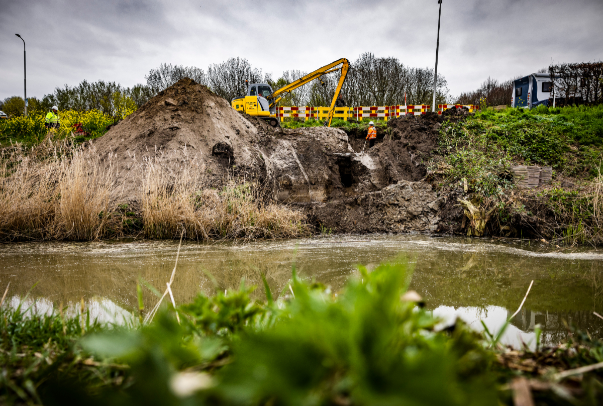 Er is een #beverburcht aangetroffen in de Molendijk in #Numansdorp. Dijkgraaf Jan Bonjer: “Deze regionale waterkering is voor het gebied een belangrijke dijk. Daarom werd de #dijk hersteld en is bevergaas geplaatst.” De #bever van de betreffende burcht bouwt verderop verder.