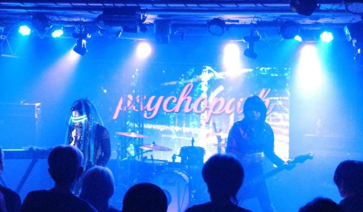 GD7pO5g4Hp2KgG7's tweet photo. Ah~😂3年振りとなる #chiru& #brainmindsystem のユニット #pychopath の出演ライブ観覧‼️変わらぬ歌声🎤と楊艶なダンスそしてギター🎸の世界に戻る事が出来て感無量です。あの日、二人に初めてお会いした時間にタイムスリップ‼️またお会い致しましょう。💓👍 https://t.co/RoWw6XKZJS