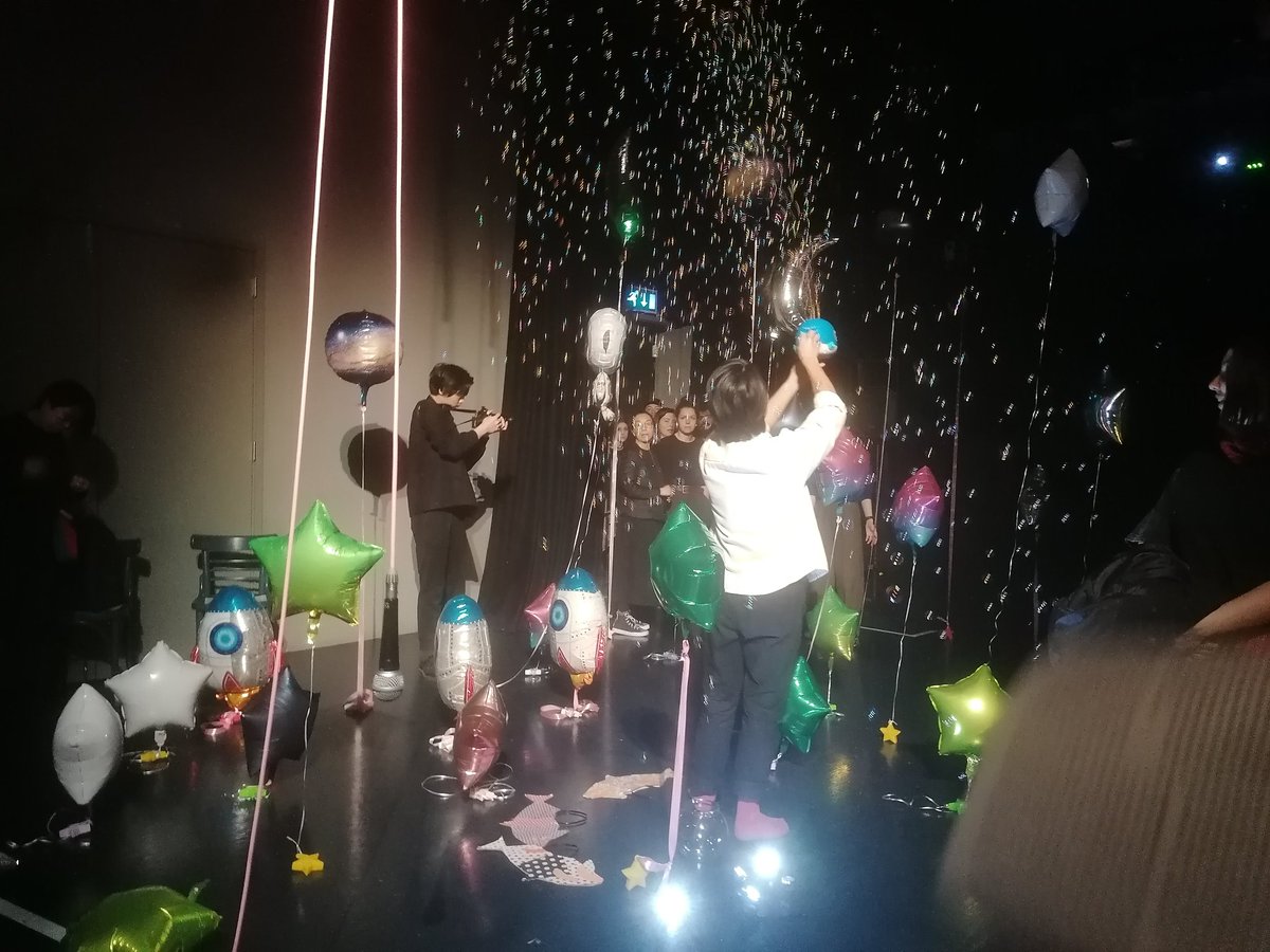 zdscomposer's tweet photo. A privilege to catch the impeccable immersive-performance 'Bitter Moves Sweet Truths' @ghostandjohn @huiwainokk @HiddenKeileon last night @streathamspace 🌃 this is transdisciplinary art at its most enthralling - it's on for one more night tonight, do go catch it if you can!! ✨ https://t.co/GSdr2DJisH
