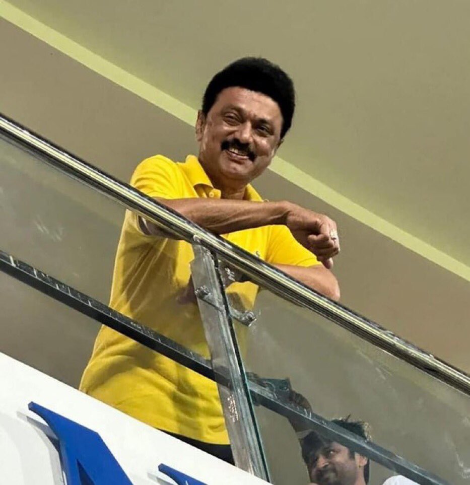 kirubaganesan3's tweet photo. பத்து வருடமாக சிங்கள வீர்ரகளை சென்னையில் விளையாட அனுமதி மறுத்து தமிழர்களின் உணர்வுகளை மதித்த ஜெயலலிதா எங்கே. கீழே சிங்கள வீரன் விளையாடுவதை ரசித்து சிரித்து பார்க்கும் ஸ்டாலின் எங்கே..
தெலுங்கு இனப்பாசம்.  தமிழாவது மயிராவது இவனுகளுக்கு https://t.co/yak2fDEGZh