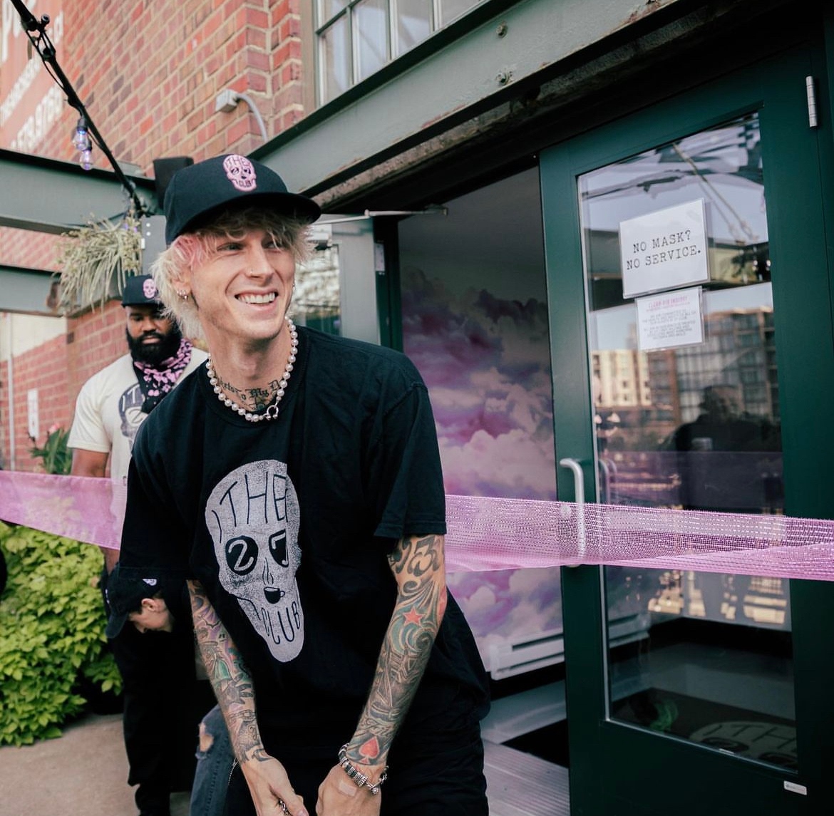 27clubcoffee's tweet photo. The #27ClubCoffee fam 🤗 wants to wish the world’s best boss a Happy Birthday. 🎂 You rock, @machinegunkelly! 🤘🖤
#ClevelandMade #HappyBirthday #MGK #HOMETEAM https://t.co/fNbR42ymI9