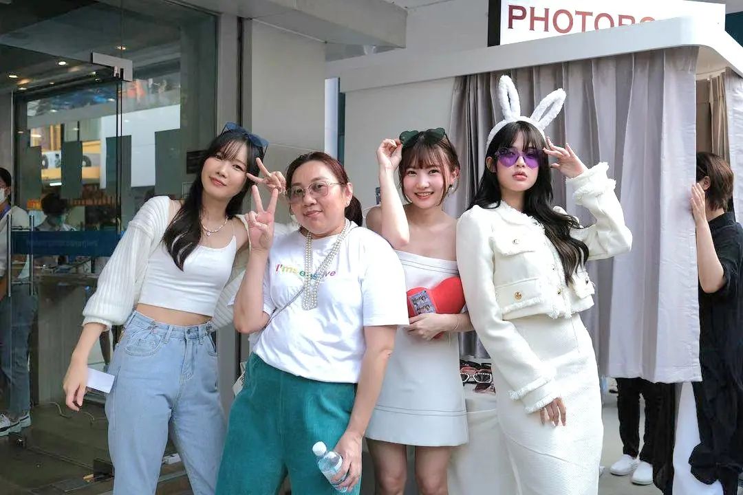 MOBYE_Fanbase's tweet photo. รูปจากงาน Bangkok Smile Day วันนี้ค่ะ
Cr.ig ink_chonlapong
#MOBYe #miusic #PUPÉJiradapa #KaimookWarattaya
#InvisalignTH https://t.co/T6439HXtc9