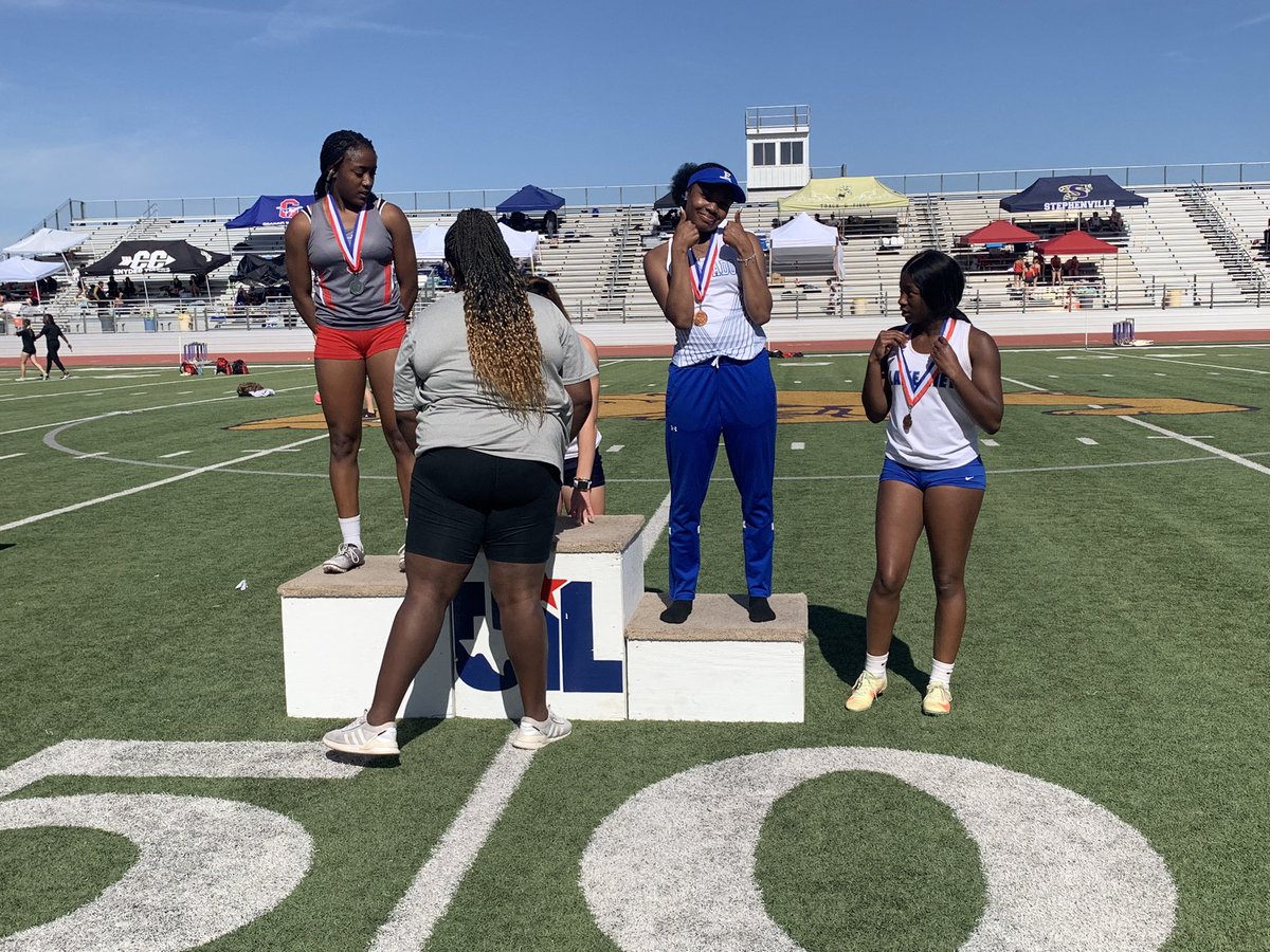 A’Lireyia Mitchell placed third in the 100 m dash with a time of 12.67 and is moving onto regionals !!!