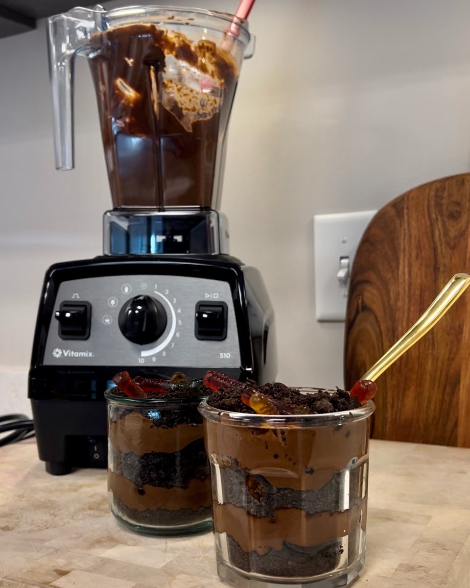 Vitamix's tweet photo. ⚠️Nostalgic Recipe Incoming⚠️ Happy 🌎 #EarthDay!
Vegan Dirt Cup🐛
🌱Avocado Chocolate Mousse recipe here: https://t.co/nE8iafO3h1
🌱Layer dirt cup with crumbled Oreo cookies, add Smart Sweets gummy worms for added fun!
#vitamix #dirtcup #smartsweets #oreo #myvitamix https://t.co/CexNewsMiw
