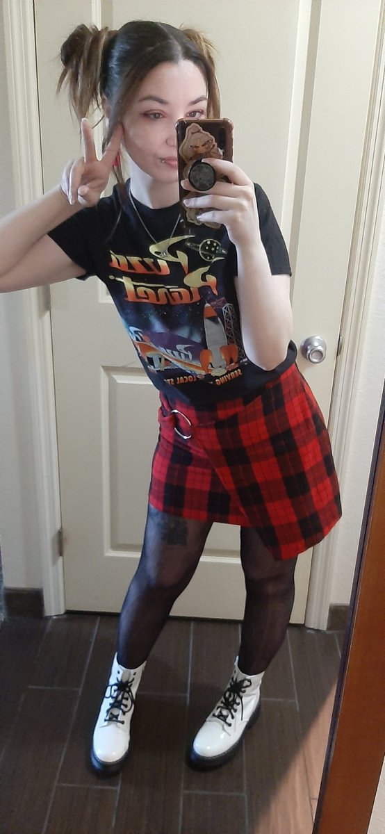 I'm out at Huntsville Comic and pop culture Con this weekend! Yeehaw, lets gooo! ✌❤