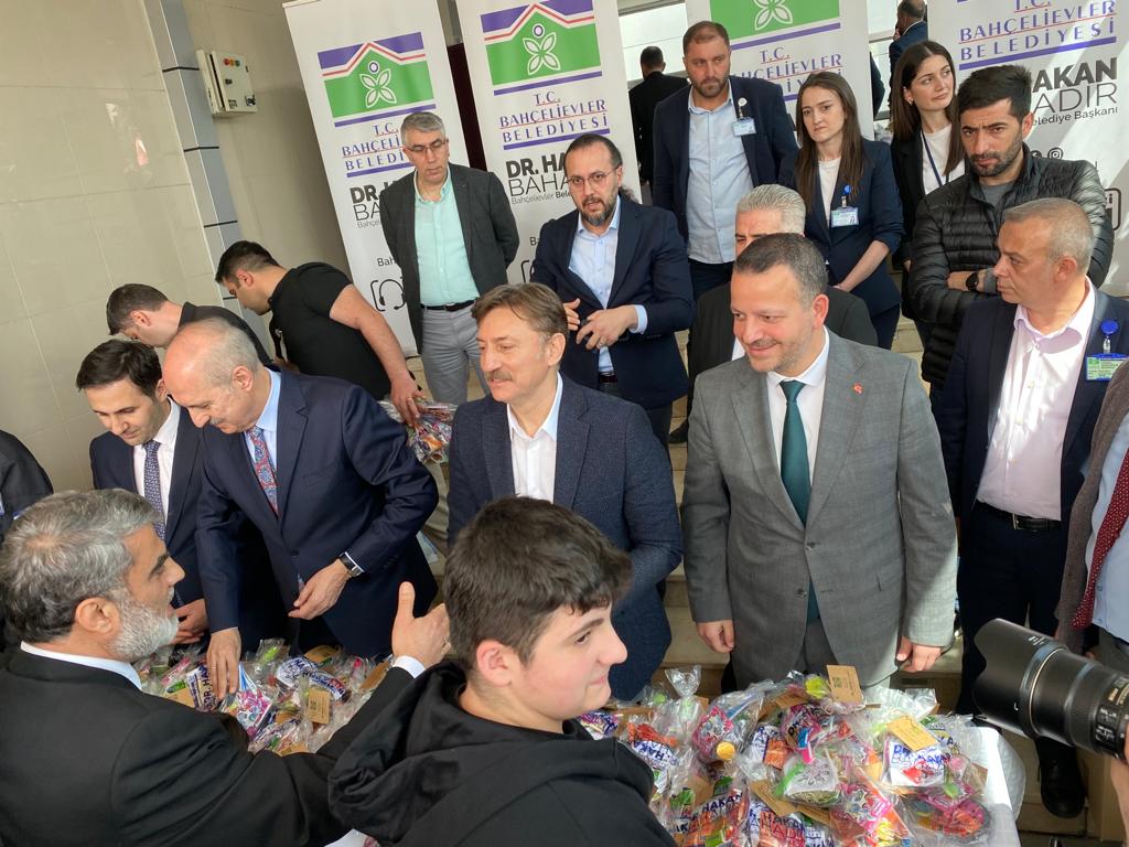Fatihtunaa's tweet photo. Genel Başkan Vekilimiz Sn. Prof. Dr. Numan Kurtulmuş' un teşrifleriyle N. Topçu Kültür Merkezi'de, Belediye Başkanımız Sn. Dr. Hakan Bahadır' ın ev sahipliğinde bayramlaşma programına katıldık.

Halkımızın yoğun ilgisine teşekkür eder, bayramlarını tebrik ederim.

#RamazanBayramı https://t.co/aSktFSuVh9