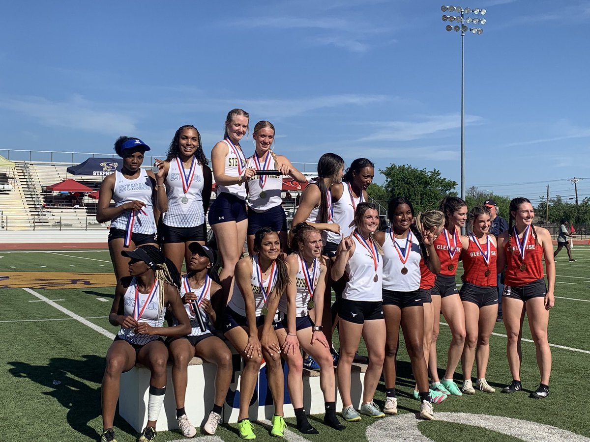The 4 by 2 team consisting of ukiah upshaw, jada green, ashondra johnson, and A’lireyia Mitchell advances to regionals with a time of 1:45.20 and a second place finish!!!
