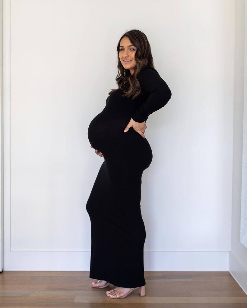 ✨39 weeks✨ carrying our sweet baby girl that we haven’t figured out a name for yet 😅🤪
Swipe to see the bump progression over the last few months 🥹 •
I’m still 2CM dilated and maybe 30% effaced. Got my membranes swept yesterday as well and that wa… instagr.am/p/CrVzY_rOKL2/