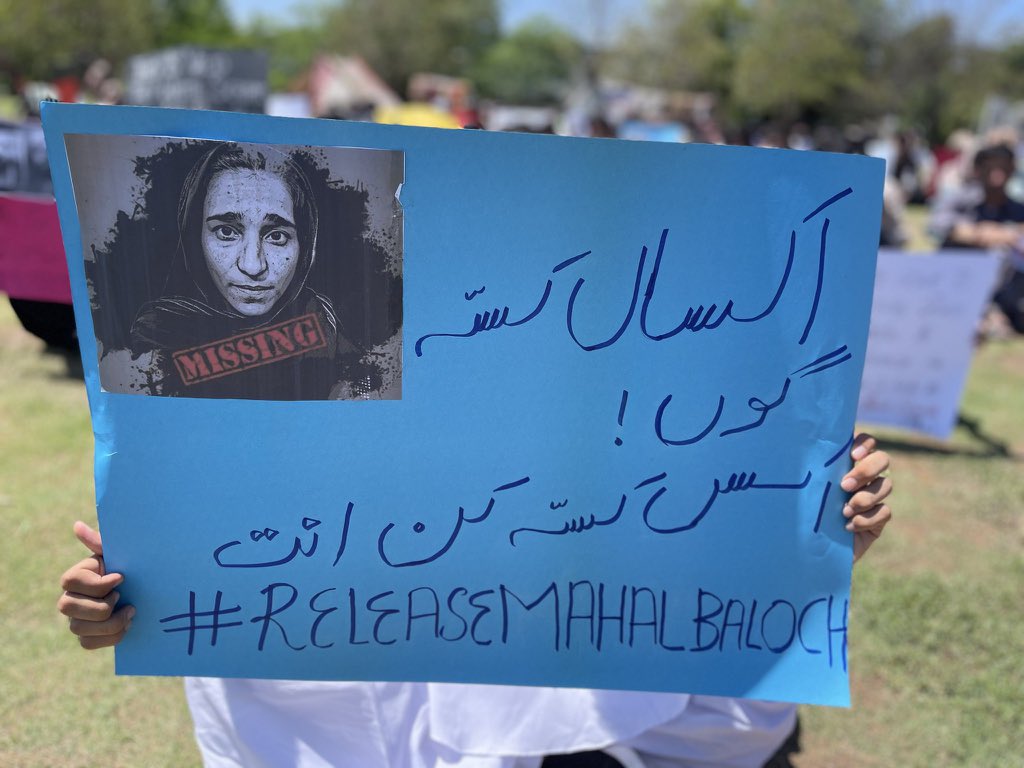 MahrangBaloch_'s tweet photo. ماہل بلوچ ہر عید نگرہ اور نازینک کے ہمراہ  لاپتہ افراد کے احتجاج میں شرکت لرتی ،اس نے اپنے بچیوں کو ںطم سیکھنے کے عمر میں مزاحمتی نعرے سکھائے۔ماہل کو جھوٹے ریاستی پروپیگنڈے کیلئے قید رکھا گیا ہے ، انسانی حقوق کے ادارے ماہل کے رہائی میں اپنا کردار ادا کریں۔
#ReleaseMahalBaloch https://t.co/kGBu0nNfnS
