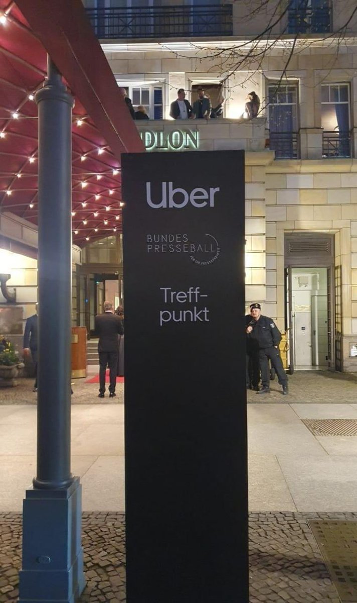 Taxfourberl's tweet photo. Dankeschön an Bundespresse, Weil die das VIP Shuttle Uber genommen haben. In Adlon hat man Rede gehalten über das Pressefreiheit, aber draußen hat man moderne Sklaven wie VIP Shuttle Uber. Es standen viele Leute eine Reihe und viele Fahrgäste dachten es ist ein Taxireihe. https://t.co/uTkgASYtgi