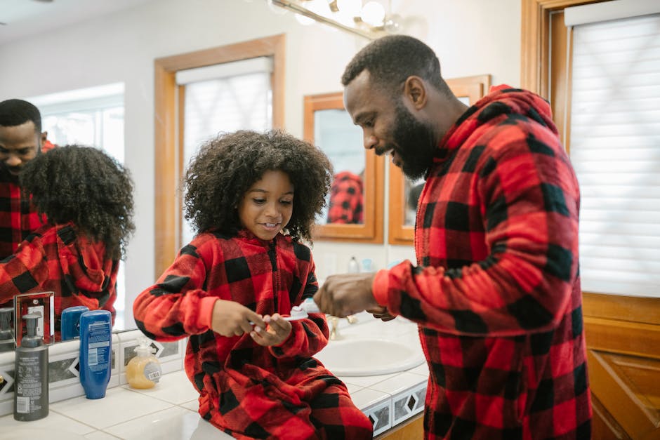 VAOralHealth's tweet photo. Happy #EarthDay! Try these oral health friendly tips to conserve water:
💧While you're brushing your teeth, turn off the faucet.
💧Don't waste the fluoridated tap water on rinsing dishes - scrape the food scraps into the trash.
Find more from the @EPA  👉https://t.co/ls0ybpX2G4 https://t.co/99A7KKNJfT