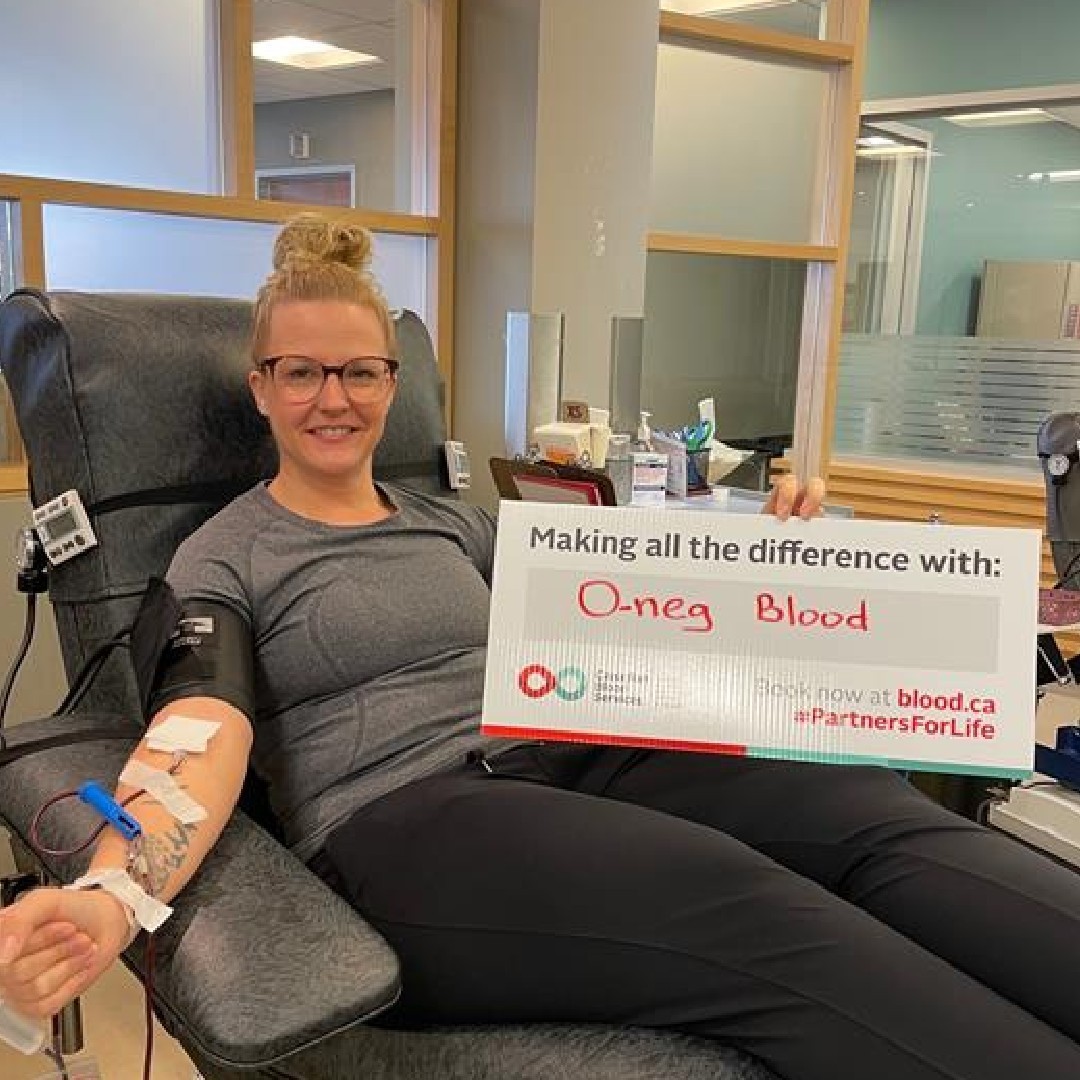 CanadasLifeline's tweet photo. O-negative donors, we need your help! 
 
O-negative donations are crucial in emergencies and essential to saving the lives of patients whose blood type is unknown. 

Book now at https://t.co/aA8P9Zu35Q to donate ASAP! https://t.co/uemYs1qDRY