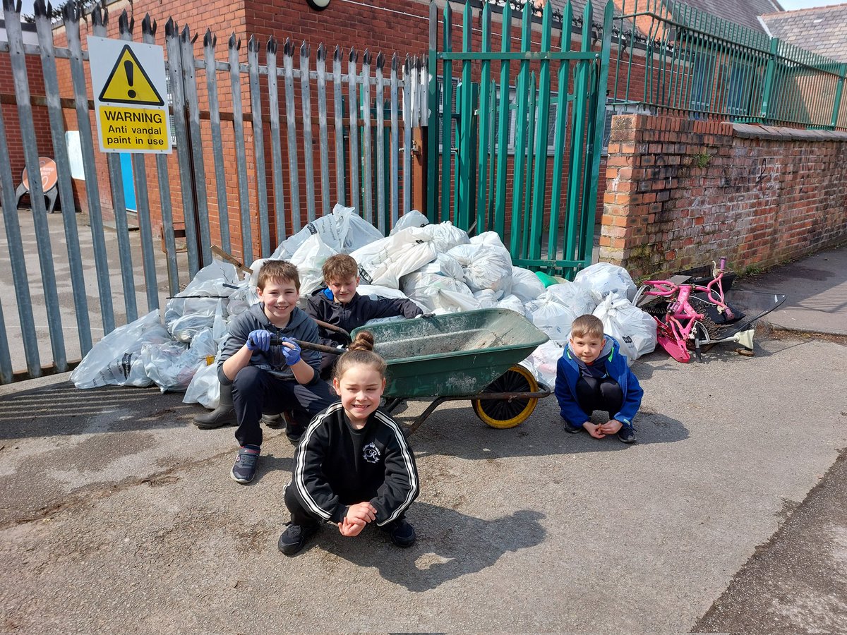 holycrossAS's tweet photo. What an incredible turn out this morning for our #EarthDay community litter pick! Thank you to all the families who helped clean up our local area. What a great effort and an enormous amount of litter collected! ๐๐ #HCASeco @KidsVplastic @SalfordCouncil @RCSalfordEd https://t.co/JrsHCbEJxQ