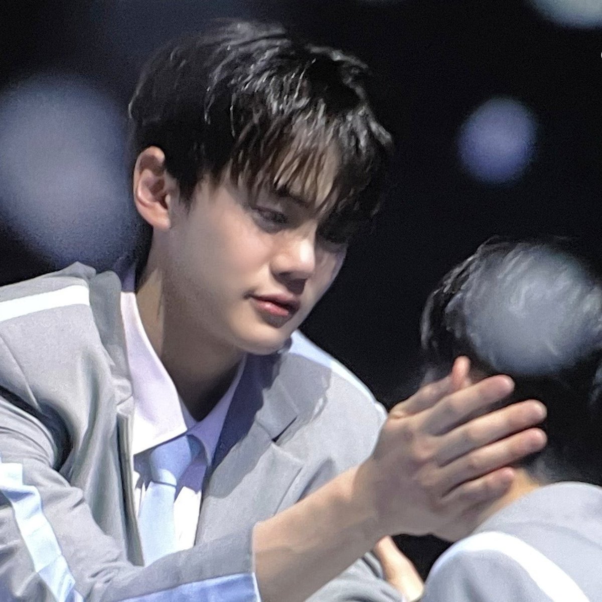 KGVFEED's tweet photo. yujin pov                    gyuvin pov https://t.co/npMG8Z52nw