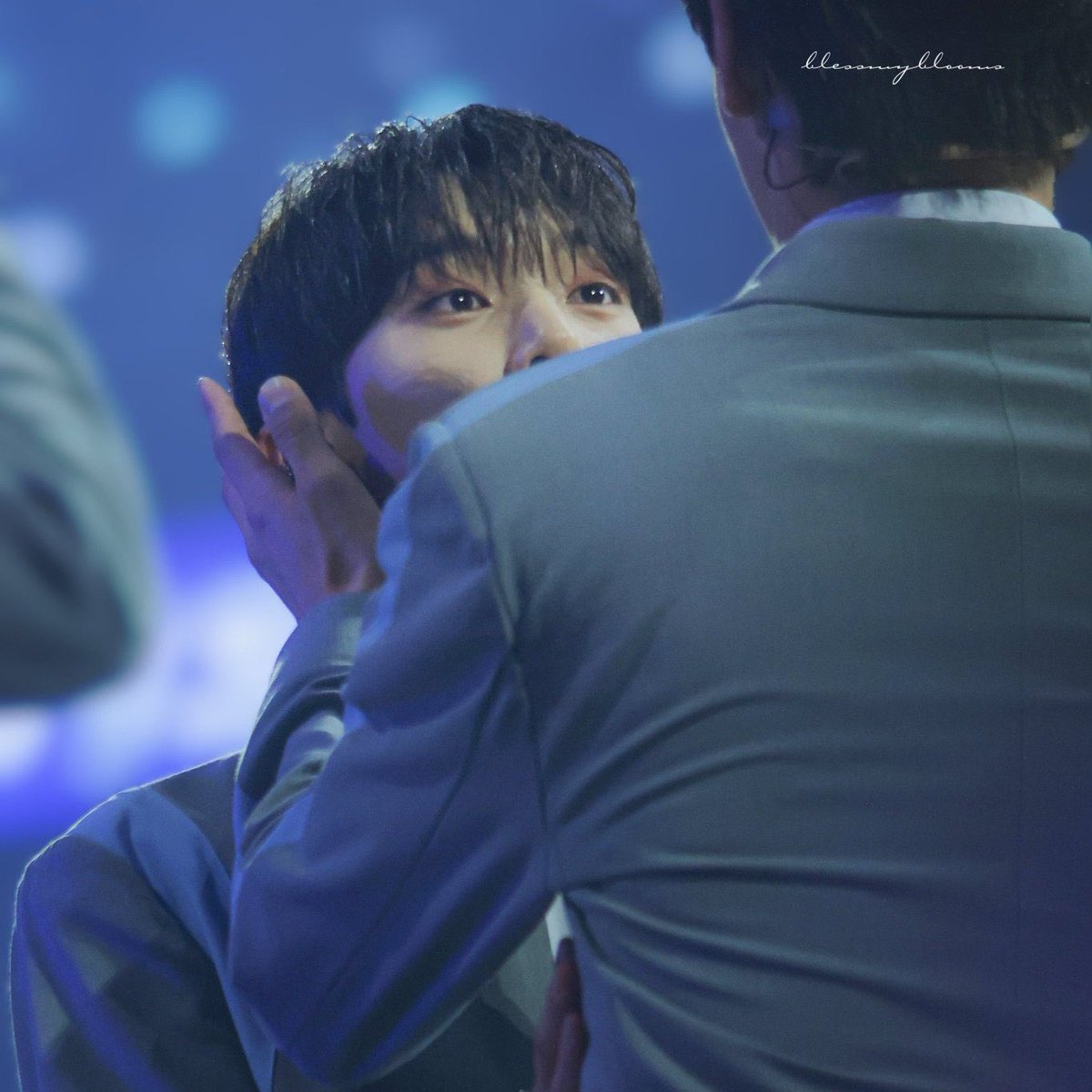 KGVFEED's tweet photo. yujin pov                    gyuvin pov https://t.co/npMG8Z52nw