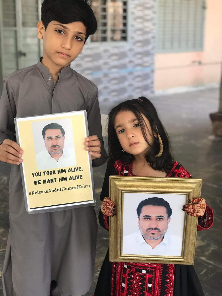 arslankhetran9's tweet photo. مہندی والے نھنے سے ہاتھوں میں اپنے پیاروں کی تصویریں اُٹھائے بلوچ بچے اپنے چاند کی تلاش میں احتجاج کررہے ہیں⁦
#EndEnforcedDisappearances 
#ReleaseAbdulHameedZehri 

@saeeda_hameed @HamidMirPAK @asmashirazi @Matiullahjan919 @ImaanZHazir @Advjalila @Xadeejournalist https://t.co/cIUyPhIWjQ