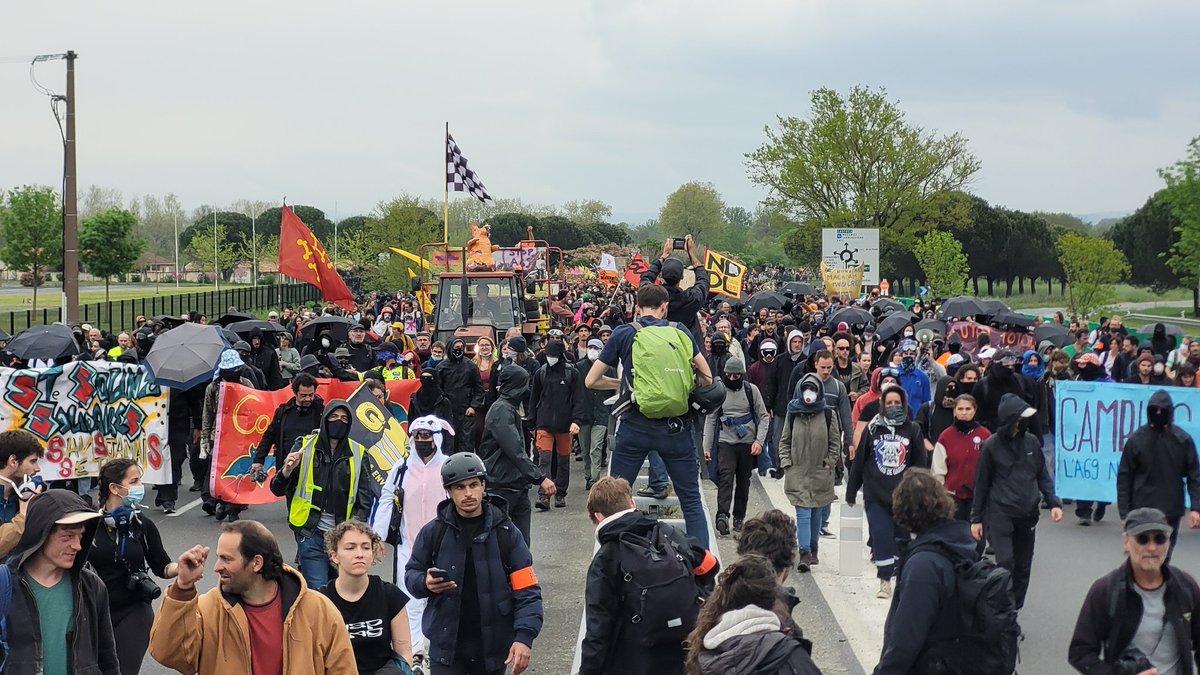 BernardCottazC's tweet photo. Une foule énorme, près de 10.000 personnes, a envahi la #RN126 répondant à l'appel de @LaVoieEstLibre_ @xrFrance @lessoulevements @ConfPaysanne et plus de 60 colles, assoc, partis pour dire #StopA69 https://t.co/T7HlXXZIEv