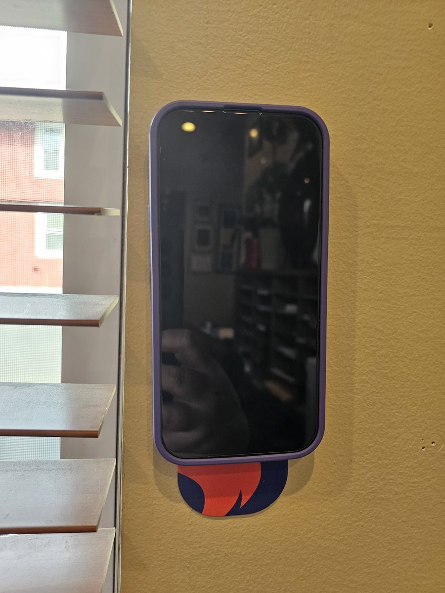 debrasworld_'s tweet photo. Cool gadget @getflipstik @Snapdragon phone is on the wall #phoneonthewall #notripod #flipstik #Snapdragon https://t.co/GeWhoSC2i0