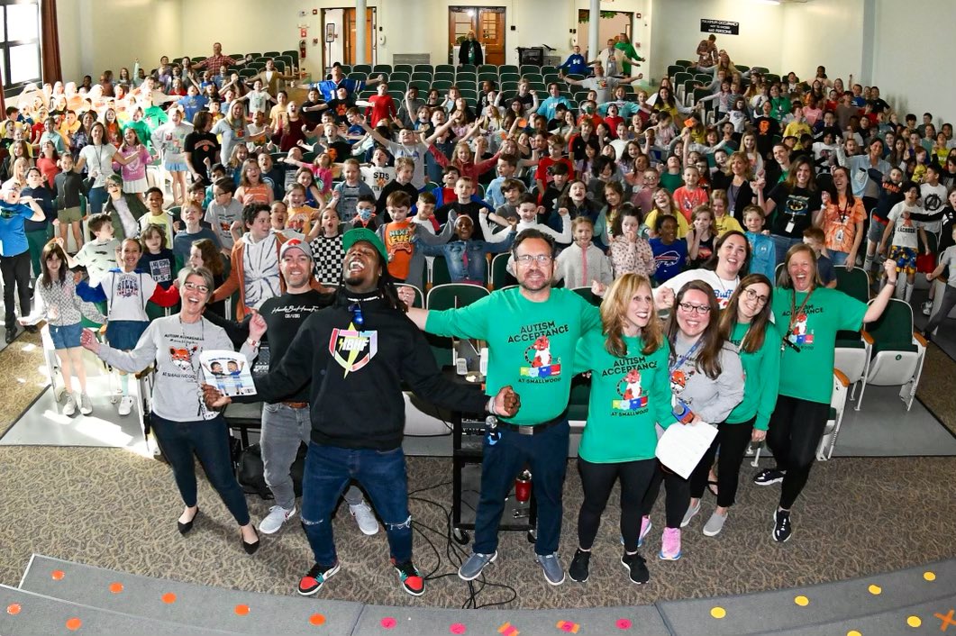 StevieJohnson13's tweet photo. The @SmallwoodDrive Tigers sending positive vibes to @Fred22Jackson and his Family with his Signature ‘InFREDible Hulk’ pose. #FJMakesHisPlay ⚡️ 📚 https://t.co/Y5fX4Dq2bw