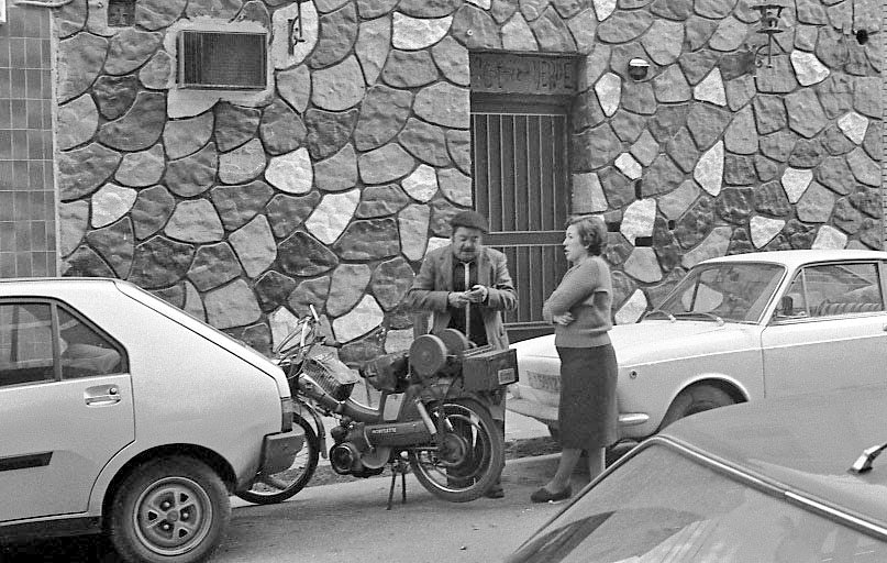 PacoSanz70's tweet photo. El afilador en mi barrio (c/ Ricardo del Arco) #ElRabal #Zaragoza
Imagen de los años 80. https://t.co/XWWQTteZfv