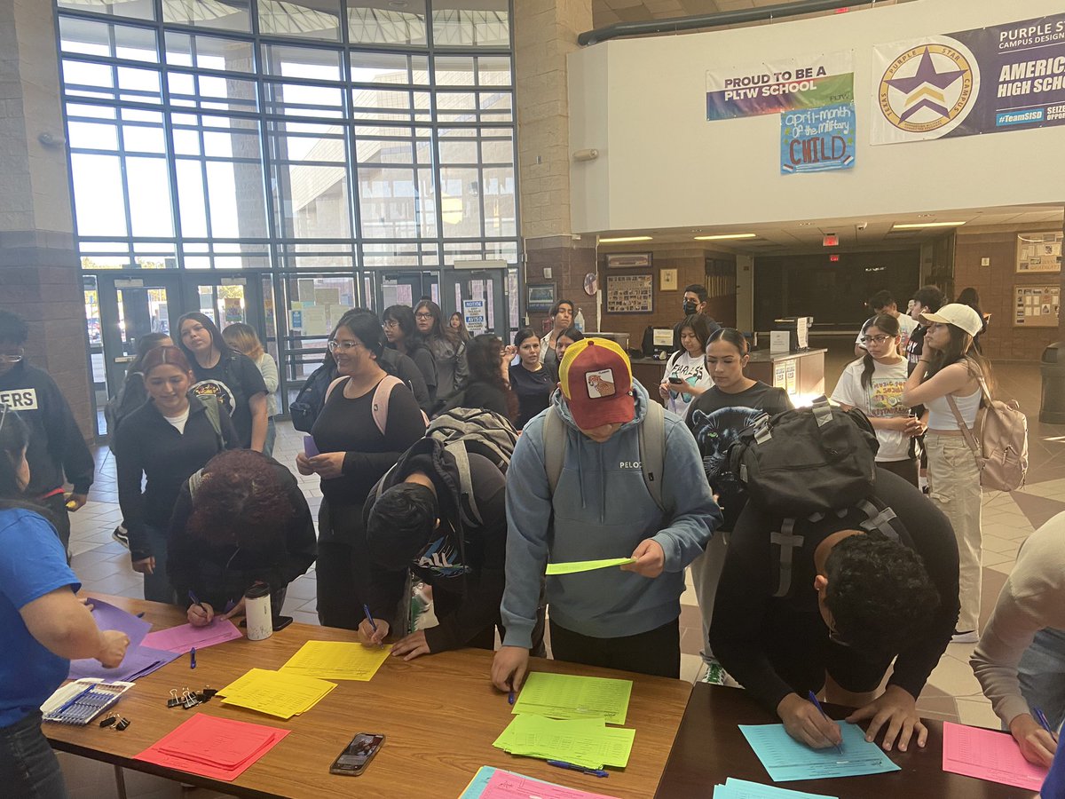 Americas_HS's tweet photo. Holy Moly Guacamole 🥑 

Is it a school day today? Nope, it’s our fantastic SS Team getting @BlazerNationAHS ready for the US History EOC Blitz! 

@Americas_HS @MGonzales_AHS @RAlva_AHS @LStephenson_AHS https://t.co/RoAZNG2B1N
