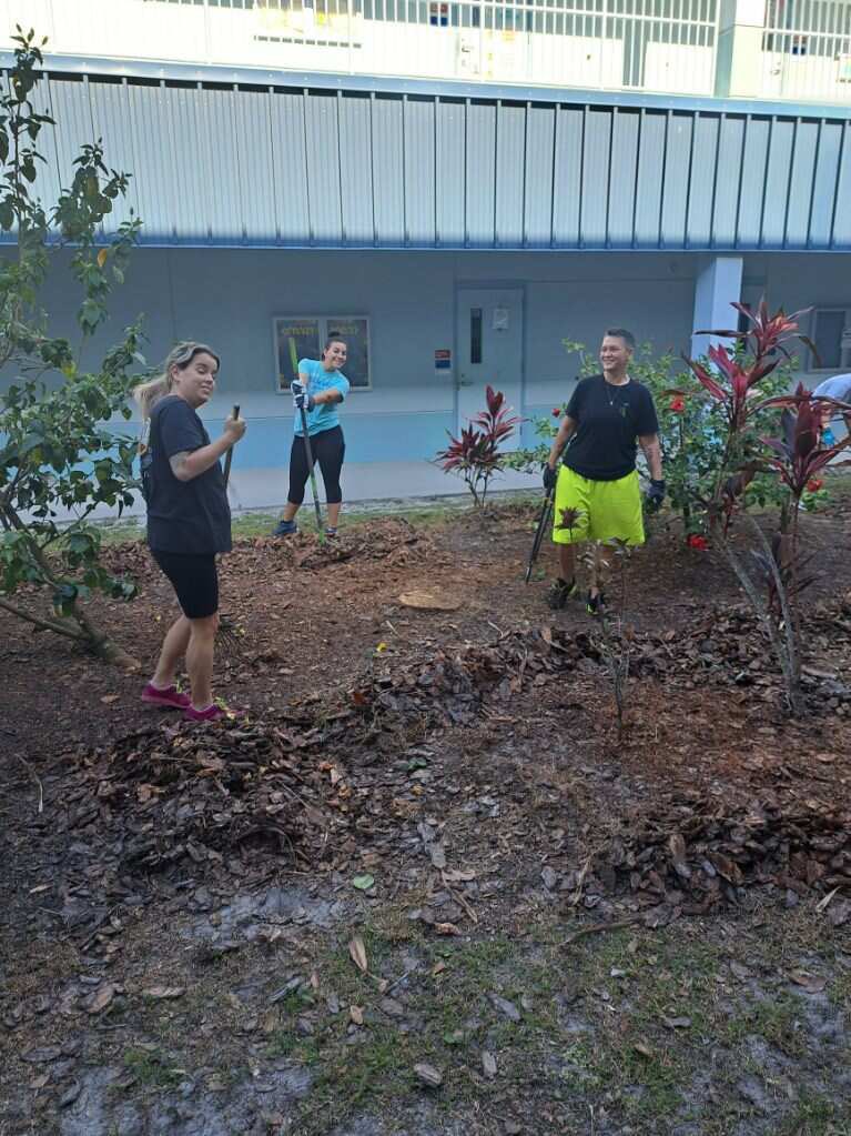 SchmidtSailors's tweet photo. Schmidt Beautification Day! Students, teachers, parents, and the community coming together to clean up Schmidt Elementary. Thanks to @radiantchurch for helping too! https://t.co/ODha1Sd0dc