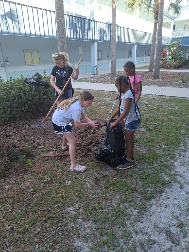 SchmidtSailors's tweet photo. Schmidt Beautification Day! Students, teachers, parents, and the community coming together to clean up Schmidt Elementary. Thanks to @radiantchurch for helping too! https://t.co/ODha1Sd0dc