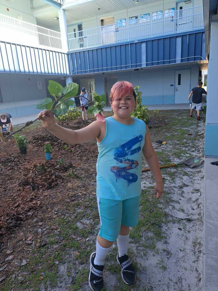 SchmidtSailors's tweet photo. Schmidt Beautification Day! Students, teachers, parents, and the community coming together to clean up Schmidt Elementary. Thanks to @radiantchurch for helping too! https://t.co/ODha1Sd0dc
