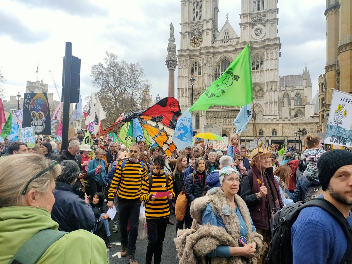 Huge crowds out for the planet on #TheBigOne 💚🌍 #EarthDay