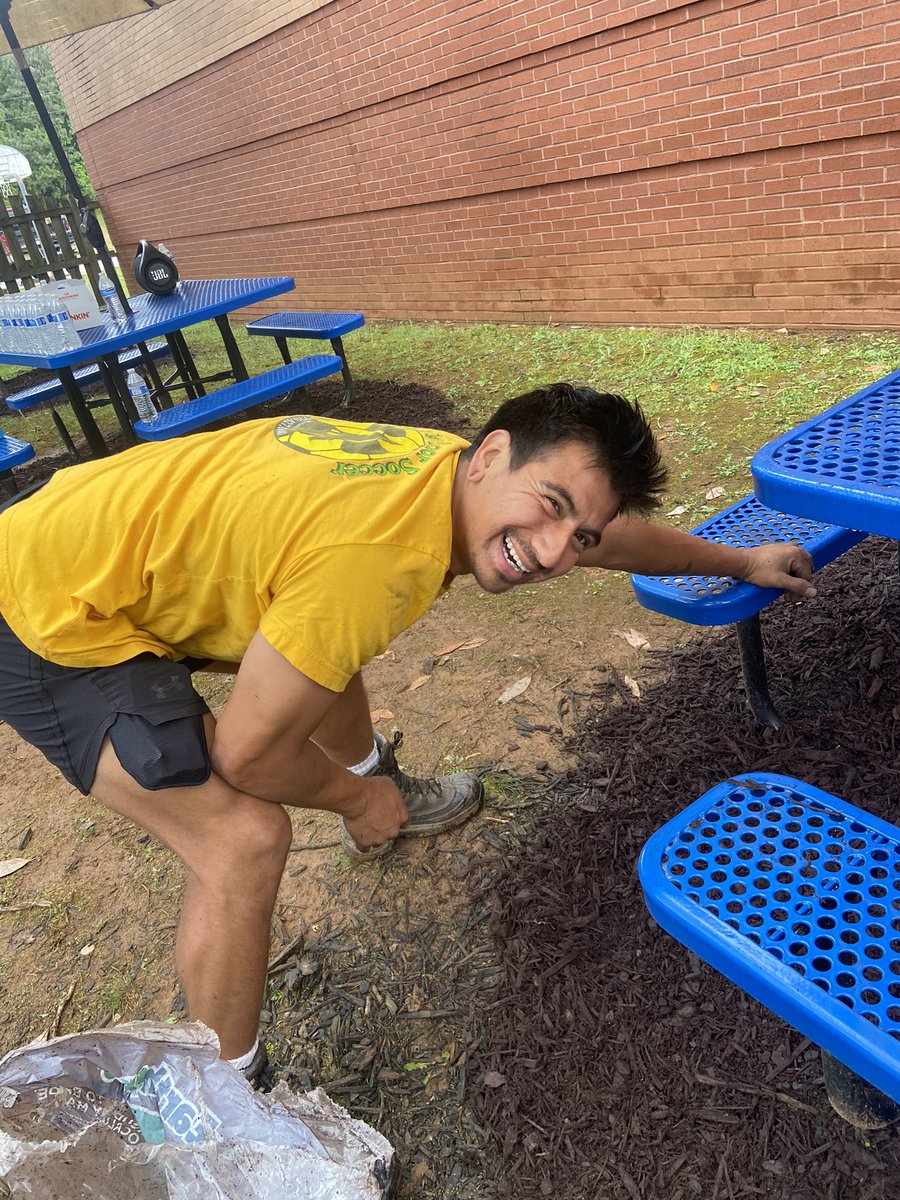 SHEASLab's tweet photo. SHE Ss and parents pitch in to help our Earth and surroundings on #EarthDay @lorriebearden @summithillpto https://t.co/U3uvzg3Wyz