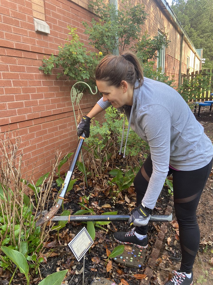 SHEASLab's tweet photo. SHE Ss and parents pitch in to help our Earth and surroundings on #EarthDay @lorriebearden @summithillpto https://t.co/U3uvzg3Wyz
