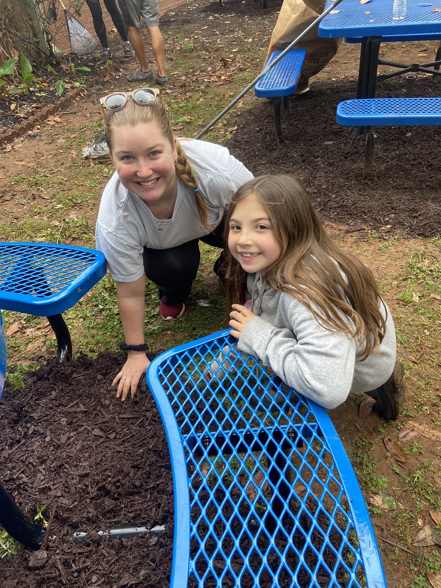SHEASLab's tweet photo. SHE Ss and parents pitch in to help our Earth and surroundings on #EarthDay @lorriebearden @summithillpto https://t.co/U3uvzg3Wyz