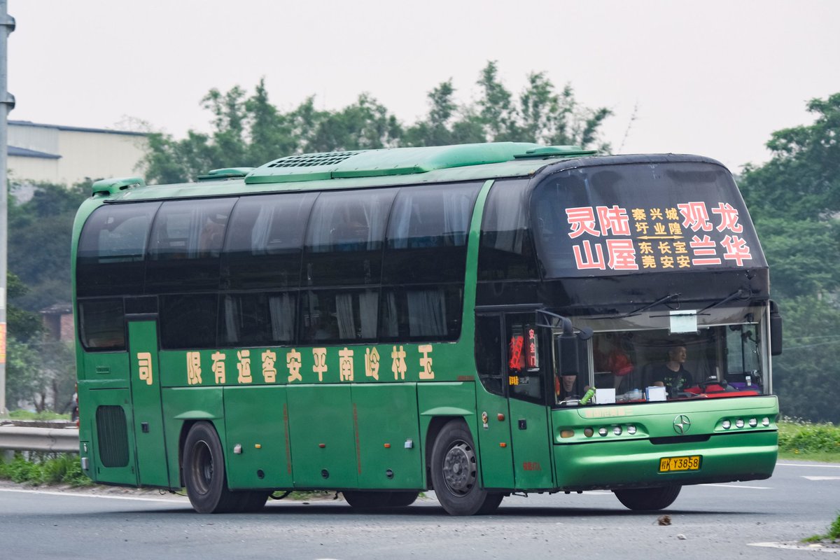坐卧铺去灵山拍了一波卧铺大巴，130块坐一趟体验一下也是可以的，可惜就是天气不好，到发车的点就天黑了😂还有活的大地牌卧铺我是想不到的