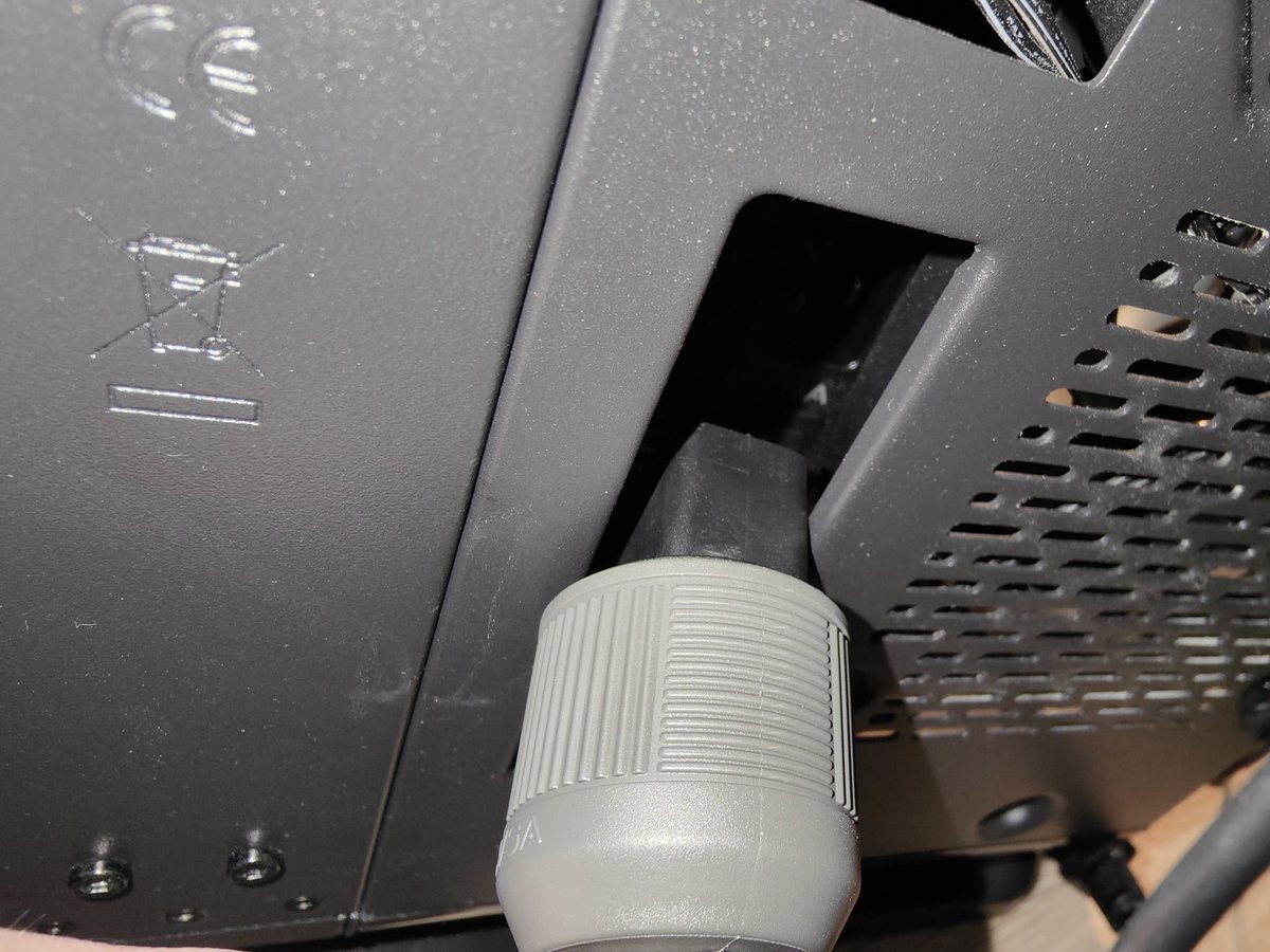 CreatechDIY's tweet photo. Seriously @TEAMEVGA ? 😂🤦
Sérieusement @TEAMEVGAUK ? 
#PCGamer #PC #pcgaming #gamingcommunity #games #gamer #psu https://t.co/RfXIOdb3PD