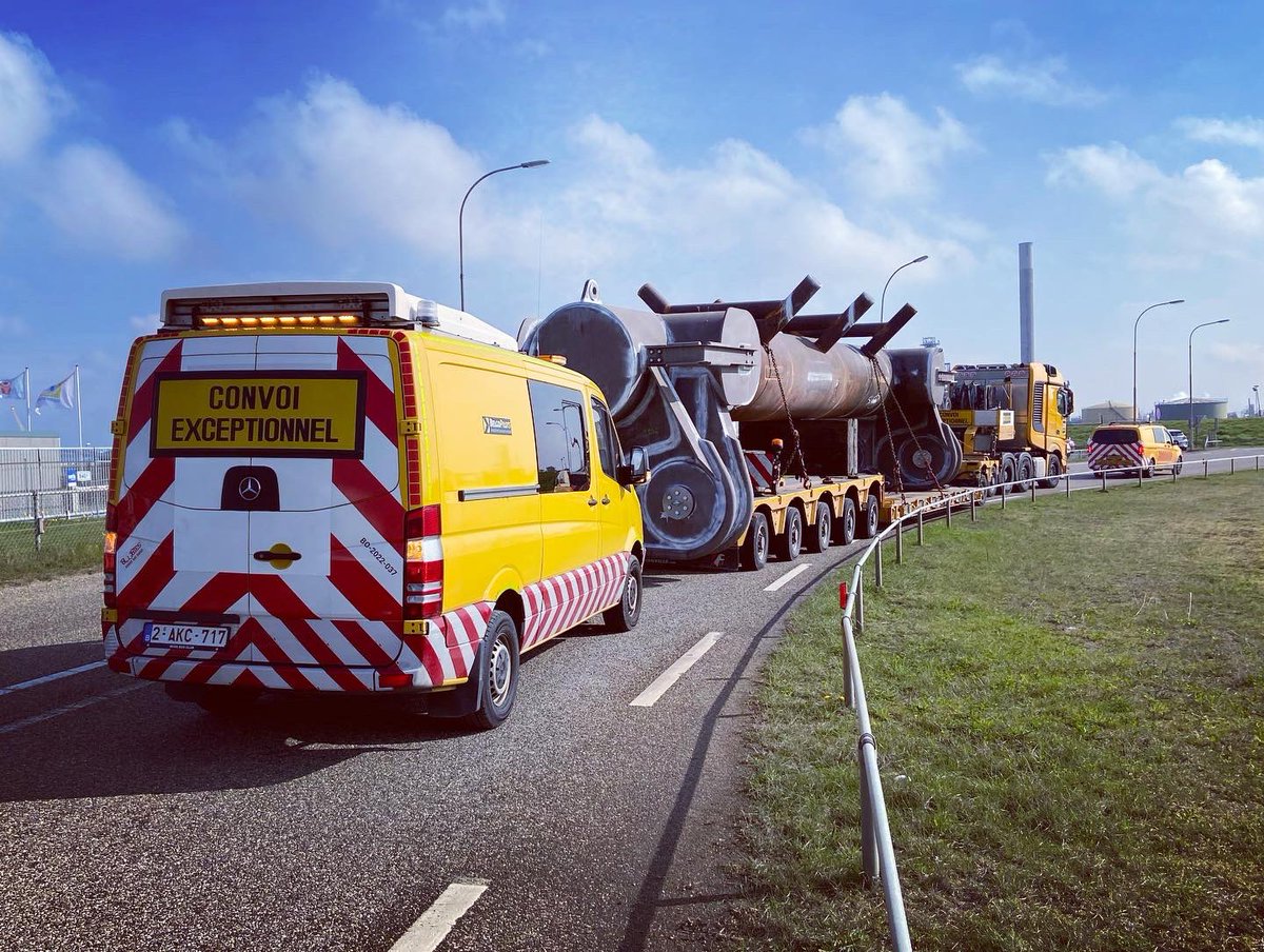 BelgoPilotsBE's tweet photo. Wide, long, high and heavy, it all came along. 🤩
We ended the week with a satellite dish of €8,000,000. 🤑

🇳🇱🇧🇪🇱🇺🇫🇷🇩🇪

#uitzonderlijkvervoer #convoiexceptionnel #exceptionaltransport #abnormalload #schwertransport

✉️ pilots@belgopilots.be
🌐 https://t.co/xTDY7FIZud https://t.co/2fw29wzkL3
