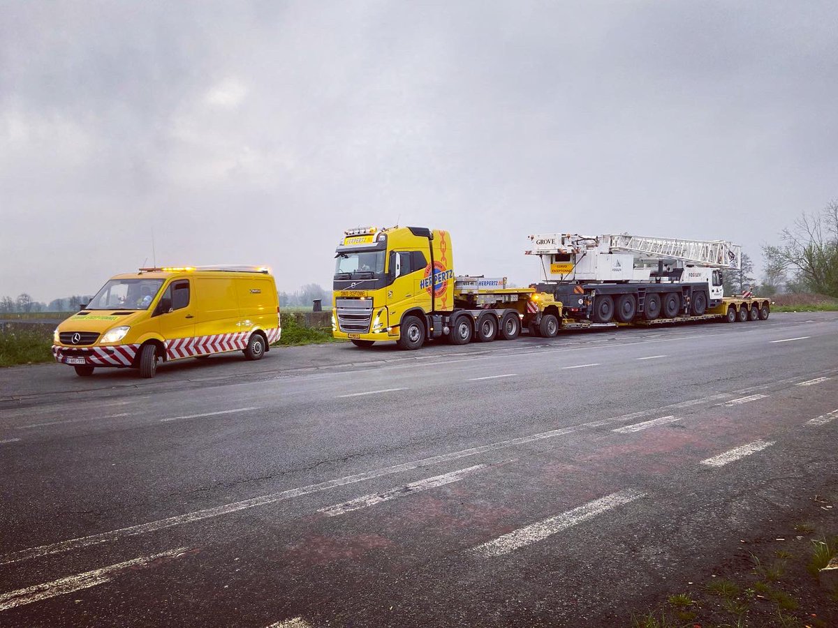 BelgoPilotsBE's tweet photo. Wide, long, high and heavy, it all came along. 🤩
We ended the week with a satellite dish of €8,000,000. 🤑

🇳🇱🇧🇪🇱🇺🇫🇷🇩🇪

#uitzonderlijkvervoer #convoiexceptionnel #exceptionaltransport #abnormalload #schwertransport

✉️ pilots@belgopilots.be
🌐 https://t.co/xTDY7FIZud https://t.co/2fw29wzkL3