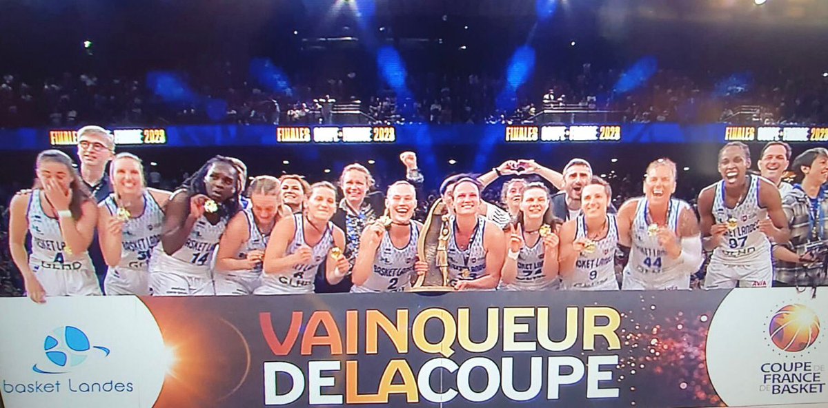 La coupe de France de basketball reste dans les #Landes ! 

Énorme performance des joueuses de <a href="/BasketLandes/">Basket Landes</a>, BRAVO ! 

Agressivité, cœur, collectif, rebonds ! 

Le doublé 🏆🏆

Retour, la fête et en route pour les playoffs !