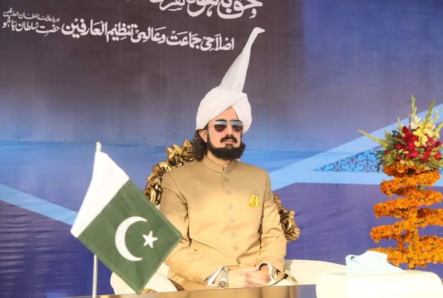 تو وہ داتا ہے کہ ہیں تیرے خزانے معمور 

میں وہ منگتا، جسے پر لحظہ ضرورت تیری 
#HBDSahibzadaSultan422