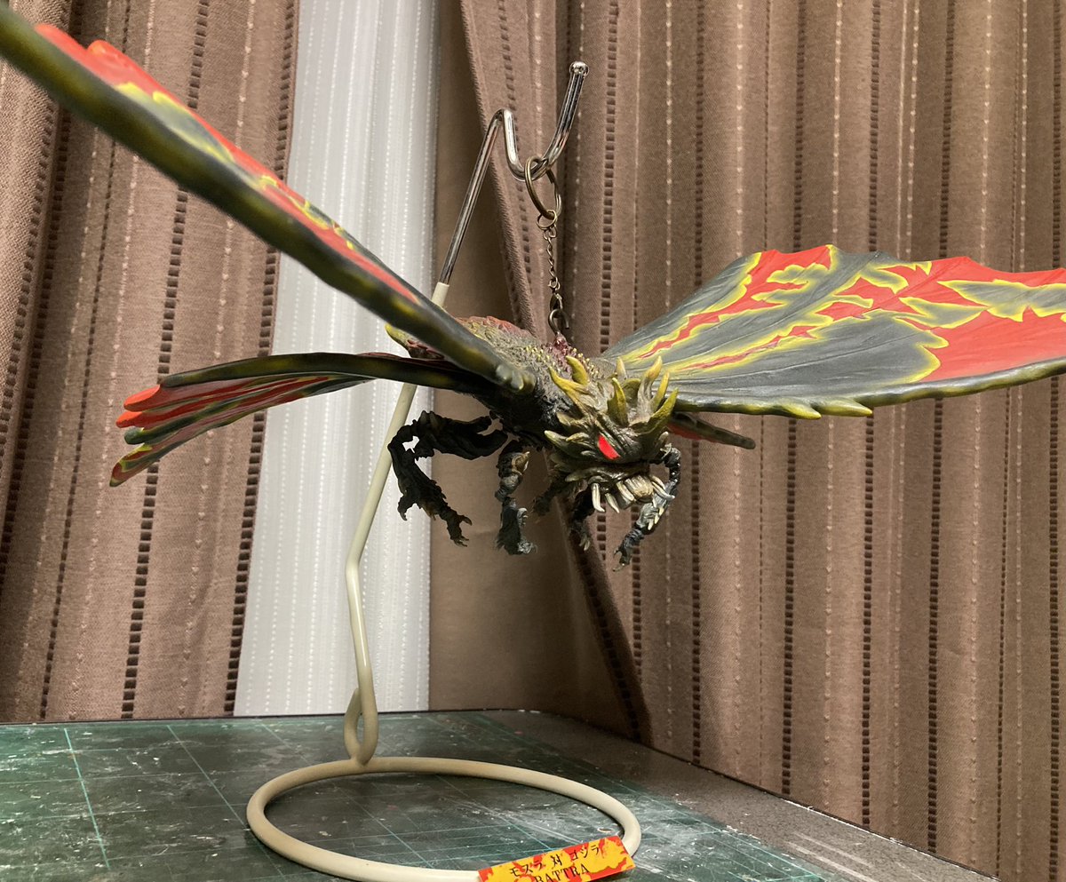 Q4Kl2's tweet photo. 海洋堂のキット「バドラ」です。電飾で目を光るようにして電源は中に入れてます。拘りポイントとしては100均のバナナスタンドを使用し吊るしてます(^^)
安い材料を使って工夫出来るのが模型の面白いところですよね！
 #ソフビ
#あなたのソフビ紹介
#怪獣 https://t.co/LLDtQqUk4x