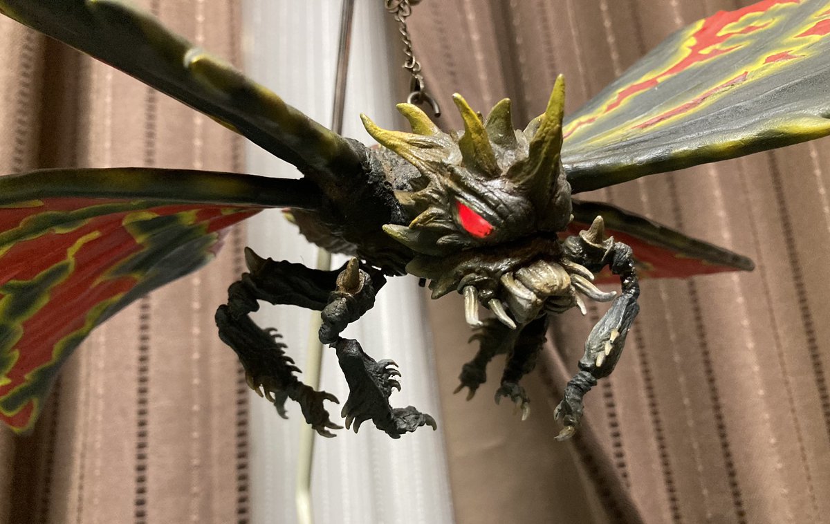 Q4Kl2's tweet photo. 海洋堂のキット「バドラ」です。電飾で目を光るようにして電源は中に入れてます。拘りポイントとしては100均のバナナスタンドを使用し吊るしてます(^^)
安い材料を使って工夫出来るのが模型の面白いところですよね！
 #ソフビ
#あなたのソフビ紹介
#怪獣 https://t.co/LLDtQqUk4x