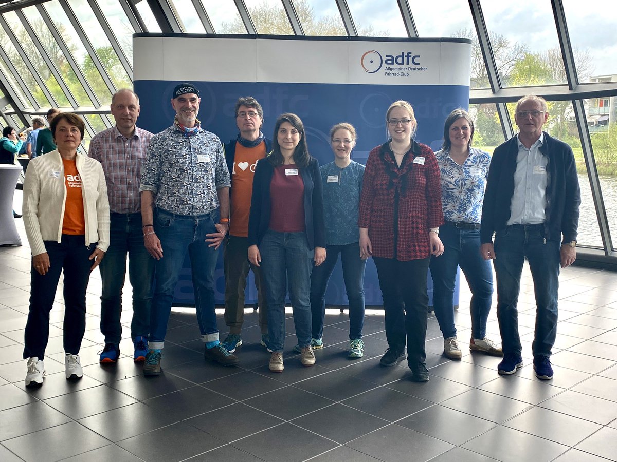 ADFCNRW's tweet photo. Erstes Gruppenbild des neuen NRW-Landesvorstands des ADFC in NRE. Na, erkennt ihr bekannte Gesichter? Bei wem es jetzt klingelt und alle richtig nennt, Wer sie hier richtig nennt, bekommt von uns eine ADFC-Kaffeetasse. #ADFCNRW https://t.co/ItIn31jJcA